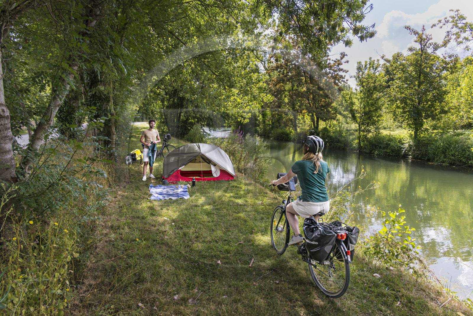 France, Deux-Sèvres (79), le Marais Poitevin, la Venise Verte, Magné, randonnée à bicyclette, campement pour la nuit le long de la Sèvre Niortaise