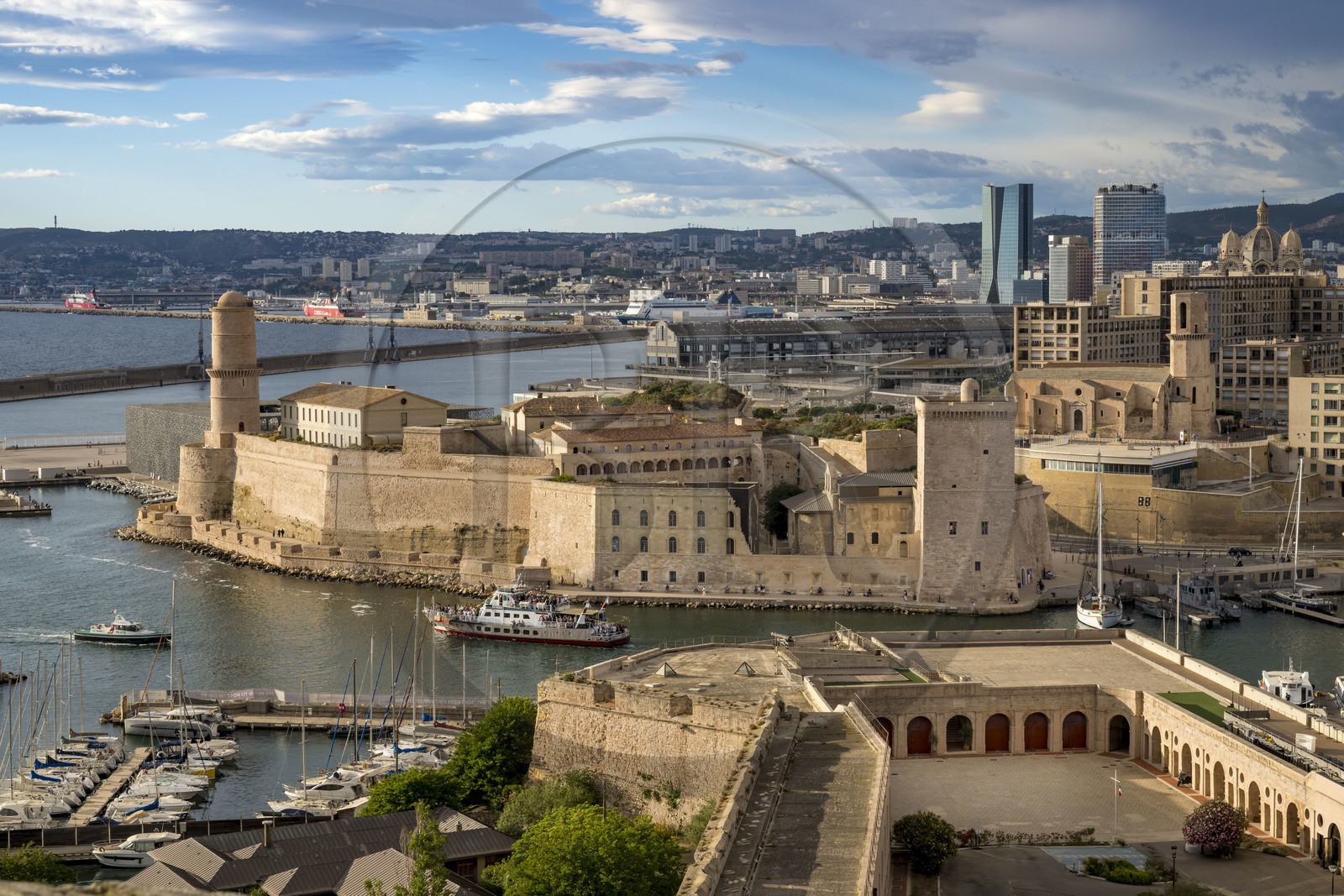 France, Bouches-du-Rhône (13), Marseille, le Fort Saint Jean à l'entrée du Vieux Port vu depuis le Fort Saint-Nicolas, le Fort Ganteaume (bas fort Saint-Nicolas) au premier plan et la tour CMA CGM et tour La Marseillaise en arrière plan