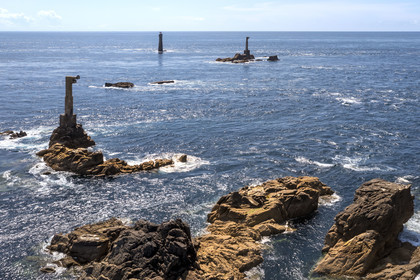 France, Finistère (29), Mer d'Iroise, Ile d'Ouessant, Pointe de Pern, le phare de Nividic en arrière plan (vue aérienne)