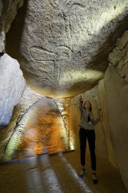 France, Morbihan (56), Golfe du Morbihan, Locmariaquer, le cairn de la Table des Marchands, dalle gravée d’une hache emmanchée