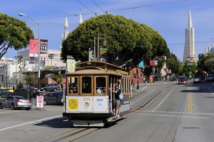 Etats-Unis, Californie, San Francisco, Cable car à l'angle de Columbus avenue et Lombard street dans le quartier de North Beach et le Transamerica Pyramid Building