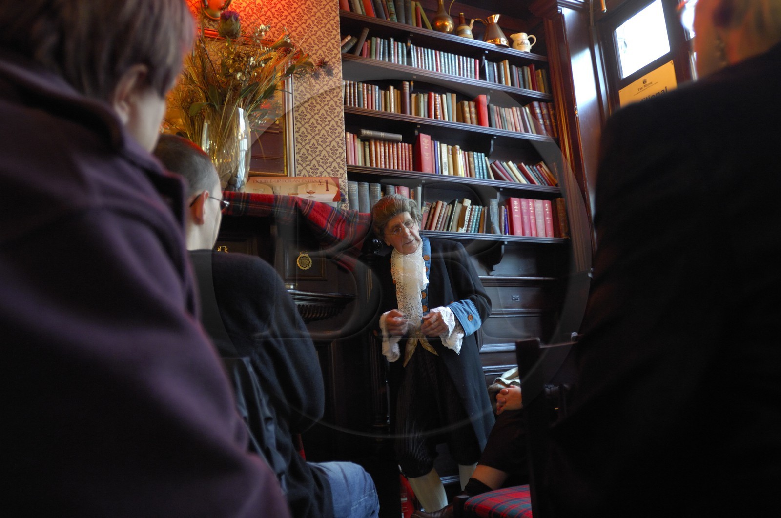 Royaume-Uni, Ecosse, Edimbourg, conteur habillé à l' ancienne dans le pub Mitre sur le Royal Mile