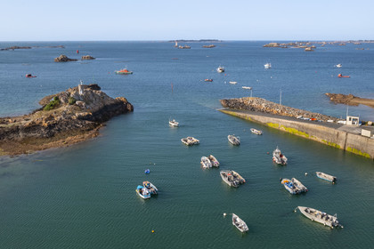 France, Côtes d'Armor (22), Ploubazlanec, le port de Loguivy-de-la-Mer et le phare de La Croix en arrière plan (vue aérienne)