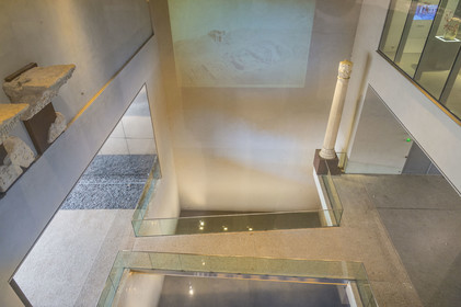 France, Gard (30), Nîmes, Musée de la Romanité de l'architecte Elizabeth de Portzamparc, passage sous le musée où on peut voir deux des quatre colonnes qui s’élevaient aux angles du nymphée de l’Augusteum