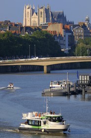 France, Loire-Atlantique (44), Nantes, le bateau-bus de la Tan sur la Loire et la cathédrale Saint-Pierre et Saint-Paul