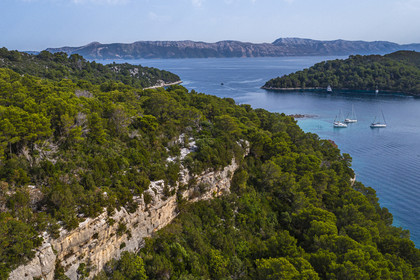 Croatie, Dalmatie, cote dalmate, Ile de Mljet, Parc national de Mljet, mouillage de voiliers dans la baie de Polace (vue aérienne)