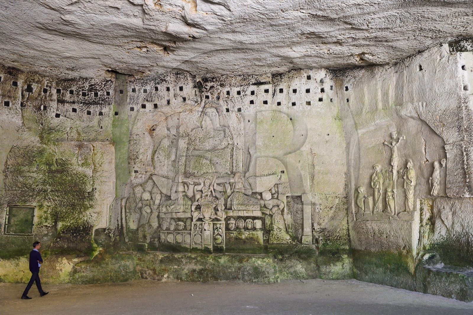 France, Dordogne (24), Brantôme, l'abbaye bénédictine Saint-Pierre de Brantôme, vestiges du premier monastère aménagé dans le pied de la falaise avec notamment la grotte du Jugement Dernier, à droite la Crucifixion du début XVIIème siècle, à gauche bas relief du XV ème siècle sous le pigeonnier