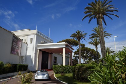 France, Alpes-Maritimes (06), Cannes, le casino du Palm Beach et une Porsche Speedster 356 décapotable de collection