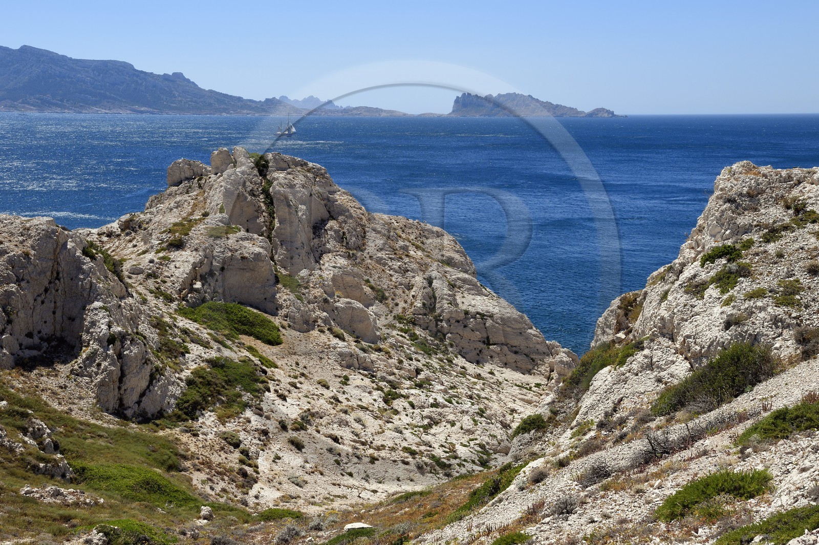 France, Bouches-du-Rhône (13), Marseille, Parc National des Calanques, Archipel des Iles du Frioul, Ile de Pomègues et, en arrière plan, l'ile Maïre à l'extrémité ouest du massif des calanques de Marseille