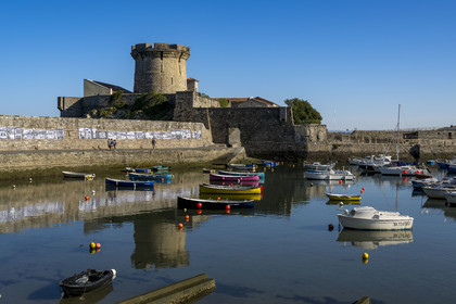 France, Pyrénées-Atlantiques (64), la côte du Pays-Basque, Ciboure, le fort de Socoa construit sous Louis XIII remanié par Vauban et son petit port de plaisance dans la baie de Saint-Jean-de-Luz
