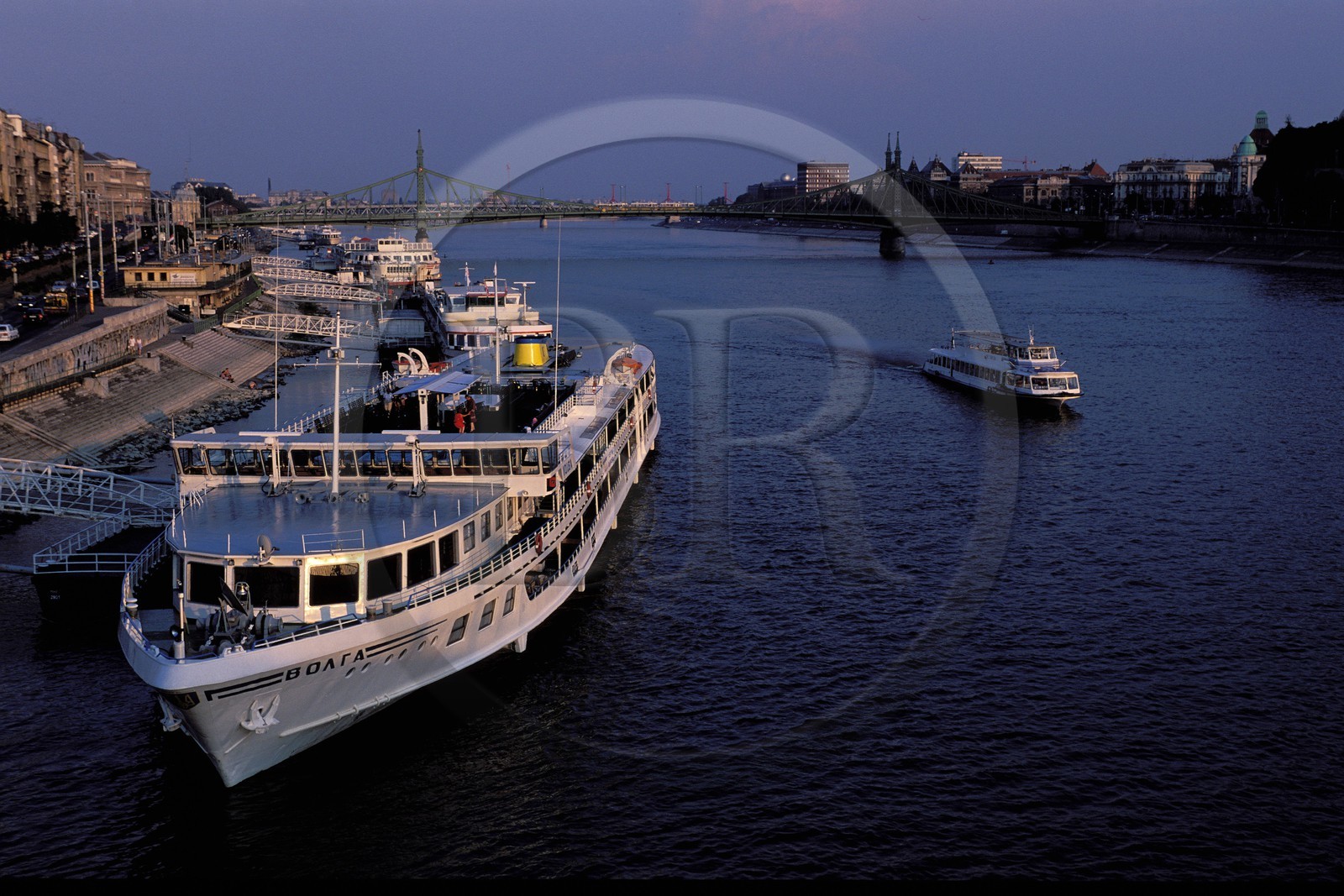Hongrie, Budapest, bateaux de croisière devant le Pont de la Liberté sur le Danube
