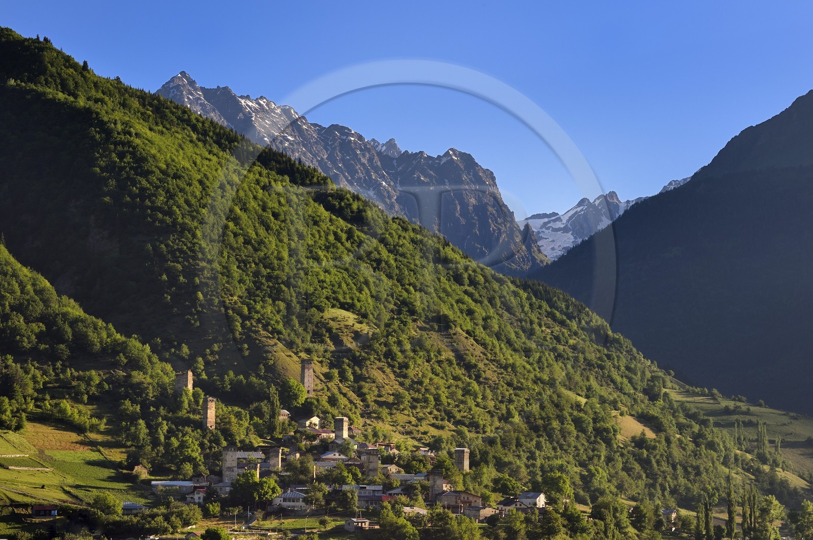 Géorgie, Haute Svanétie (Zemo Svaneti), Mestia, tours défensives Svanes dressées à coté des maisons
