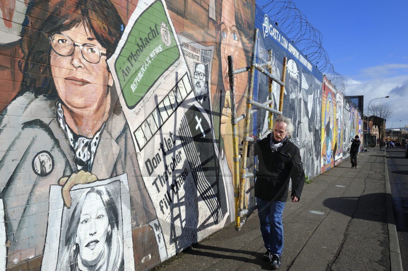 Royaume-Uni, Irlande du Nord, Belfast Ouest, le quartier catholique de Falls, International ou Solidarity Wall, peintures murales sur Falls Road, Danny Monaghan auteur des fresques