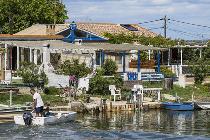 France, Hérault (34), La Grande-Motte, lieu dit des Cabanes du Roc, anciennes cabanes de pécheurs en bordure du canal du Rhône à Sète