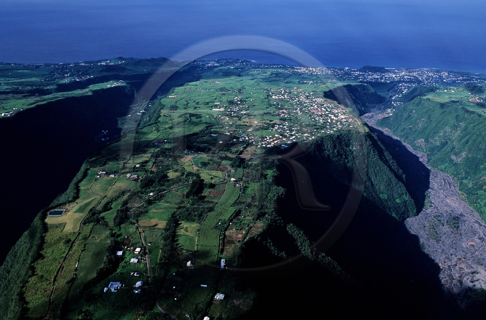 France, île de la Réunion, Côte Sud, la Rivière des Remparts aboutit à la mer (vue aérienne)
