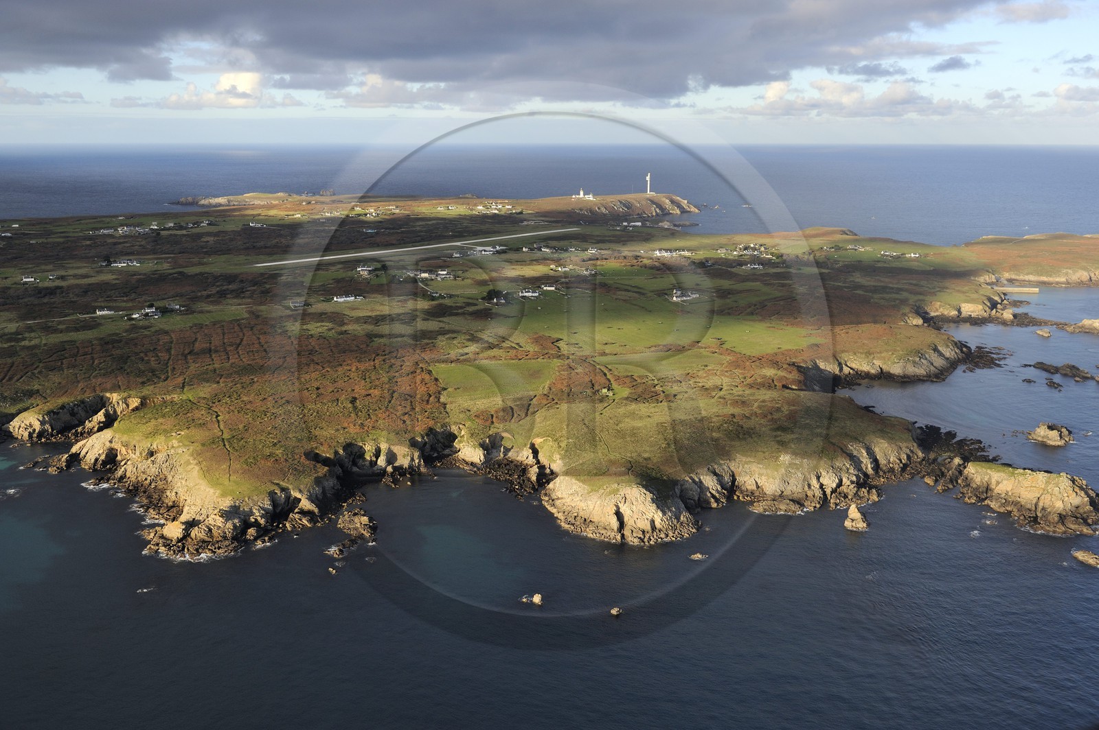 France, Finistère (29), parc naturel régional d'Armorique, mer d'Iroise, Ile d'Ouessant, réserve de Biosphère (UNESCO), la côte sud et la tour radar du Stiff qui surveille le rail de circulation maritime passant au large d'Ouessant (vue aérienne)