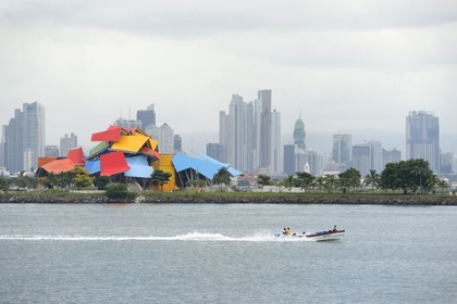 Panama, Panama City, le Musée de la biodiversité nommé Pont de la vie de Panama par l'architecte Frank Gehry, le front de mer et ses gratte-ciels en arrière plan