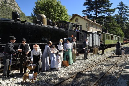 France, Alpes-Maritimes (06), Puget Théniers, le Train des Pignes, membres de l'AHVAE (Association d'histoire vivante et de d'archéologie expérimentale) en costume Belle Epoque devant la locomotive à vapeur