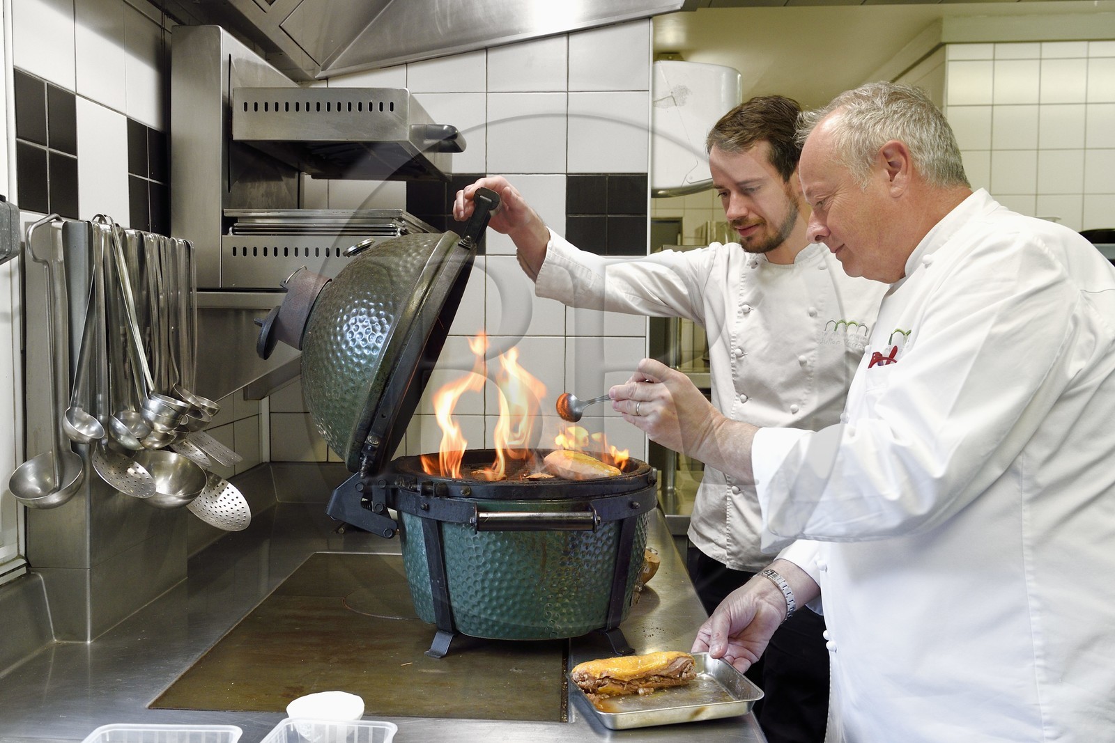 France, Charente (16), Bourg-Charente, restaurant La Ribaudière 1 étoile Michelin, le chef étoilé Thierry Verrat et son fils Julien, préparation du suprême de volaille de Barbezieux en 2 cuissons, confit et grillé au bois de barrique