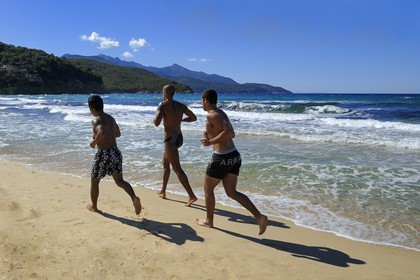 Italie, Toscane, l’Ile d’Elbe, joggeur sur la plage de Biodola sur la cote Nord