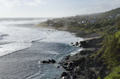France, Ile de la Reunion, Petite-Ile sur la côte sud, plage et rochers de Grand-Bois, la cheminée de l'ancienne usine sucrière en arrière plan