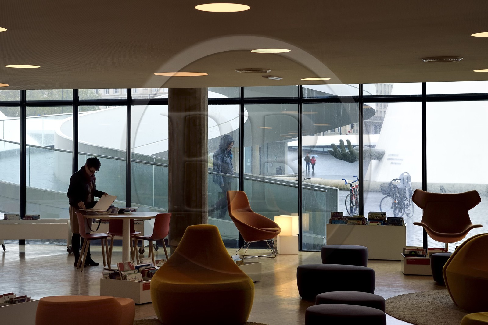 France, Seine-Maritime (76), Le Havre, Centre-ville reconstruit du Havre par Auguste Perret classé Patrimoine Mondial de l'UNESCO, le petit Volcan oeuvre de l'architecte Oscar Niemeyer, bibliothèque et médiathèque