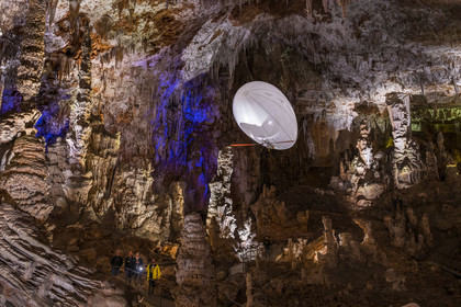 France, Gard (30), Méjannes-le-Clap, grotte de La Salamandre, découverte de la grotte en Aéroplume®, un ballon dirigeable individuel gonflé à l'hélium qui permet de s'envoler en battant des ailes