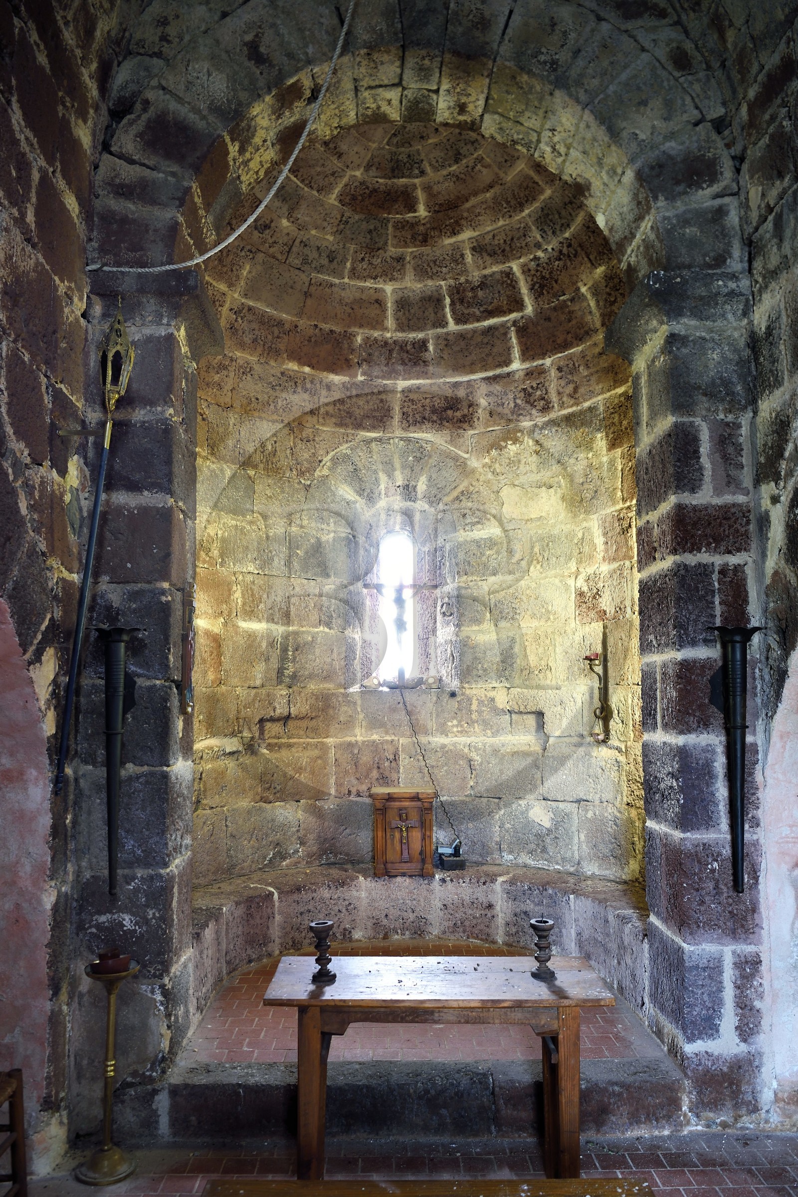 France, Haute-Loire (43), vallée de la Loire, Arlempdes, labellisé les Plus beaux villages de France, ruines du chateau perché sur un rocher basaltique