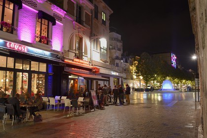 France, Marne (51), Reims, terrasses de Café dans la rue Marx Dormoy