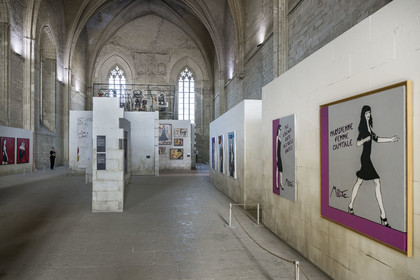 France, Vaucluse (84), Avignon, Palais des Papes classé Patrimoine mondial de l'UNESCO, la Grande Chapelle, exposition A la vie, à l’amor en 2024 de l'artiste de street art Miss.Tic connue pour ses œuvres au pochoir France, Vaucluse, Avignon, Palais des Papes (Palace of the Popes) listed as World heritage by UNESCO, the Great Chapel, exhibition A la vie, à l’amor in 2024 by street art artist Miss.Tic known for her stencil works