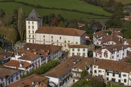 France, Pyrénées-Atlantiques (64), Pays-Basque, Sare, labellisé Les Plus Beaux Villages de France, église fortifiée Saint-Martin et la rue principale (vue aérienne)