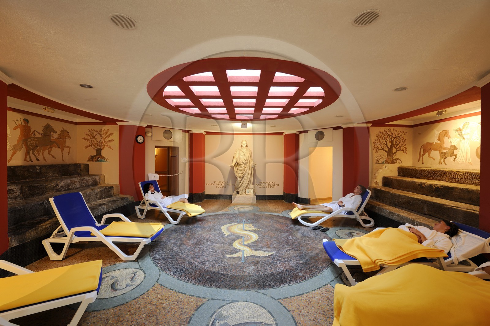 France, Vosges (88), Station thermale de Plombières-les-Bains, Centre Forme et Santé Calodaé, salle de repos avec fresques, mosaïques au sol, gradins de l’époque romaine