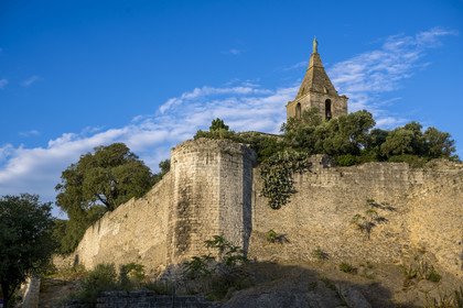 France, Bouches-du-Rhône (13), Arles, les remparts classés Patrimoine Mondial de l'UNESCO, vestiges des murs d'enceinte de l'ancien castrum de la colonie romaine d'Arelate datant du Ier siècle et l'église Notre-Dame-de-la-Major