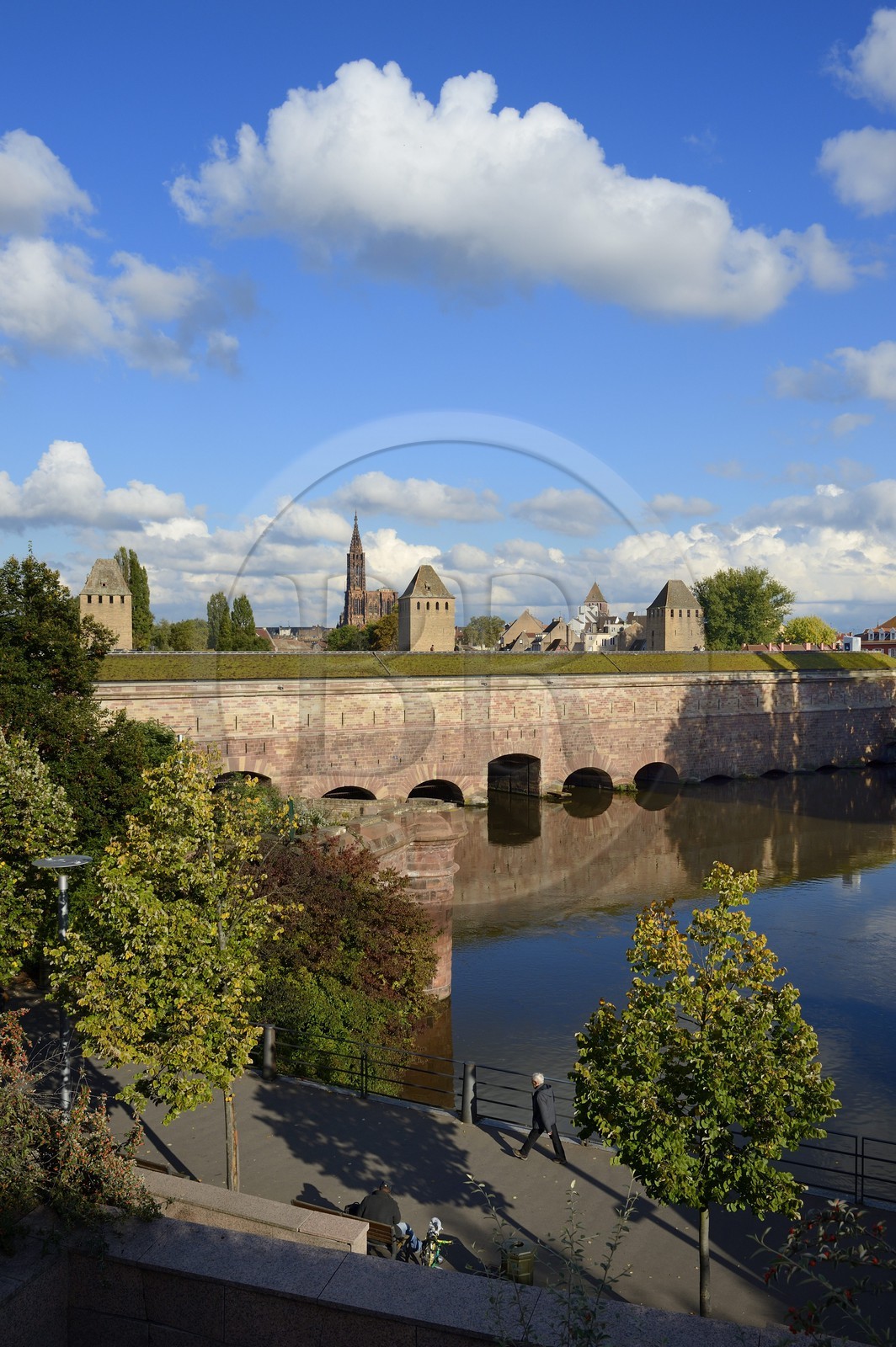 France, Bas Rhin (67), Strasbourg, vieille ville classée au Patrimoine Mondial de l'UNESCO, quartier de la Petite France, le barrage Vauban, les tours des Ponts Couverts et la cathédrale Notre Dame en arrière plan