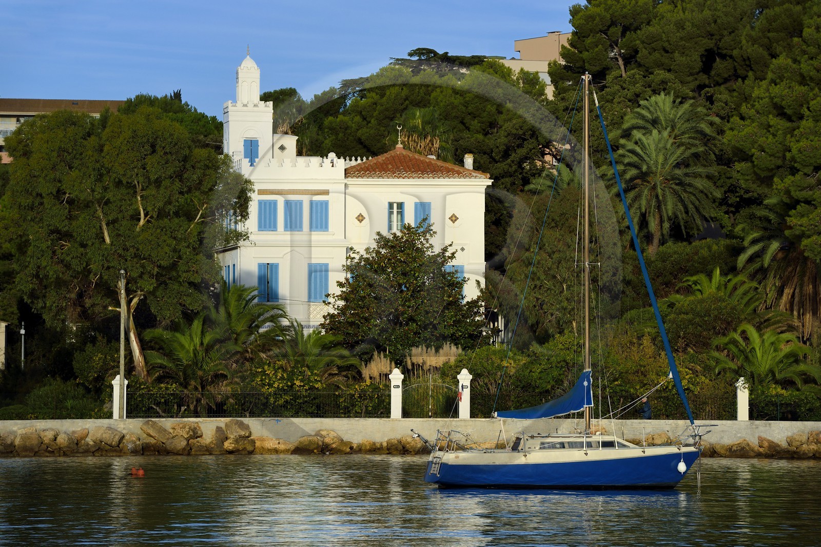 France, Var (83), la rade de Toulon, La Seyne-sur-Mer, quartier de Tamaris, la villa du Croissant de style orientaliste reconnaissable à sa tour-minaret