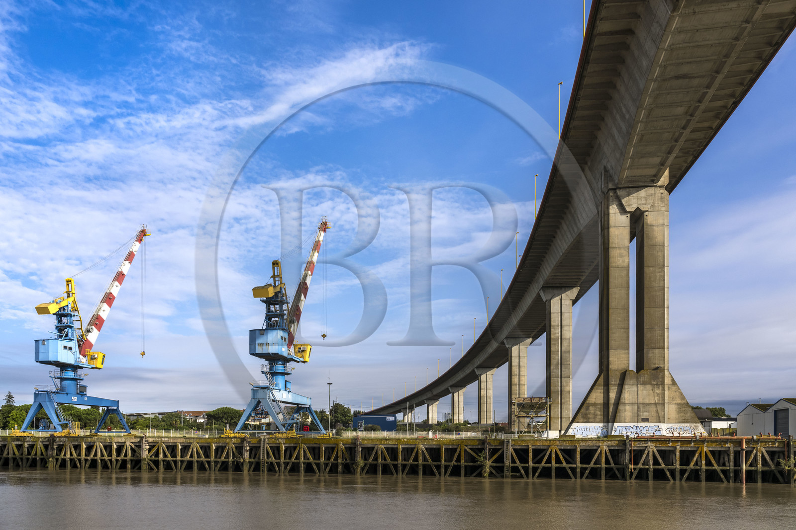 France, Loire-Atlantique (44), Nantes, le Pont de Cheviré franchissant la Loire et les quais du port de commerce de Nantes à Roche-Maurice