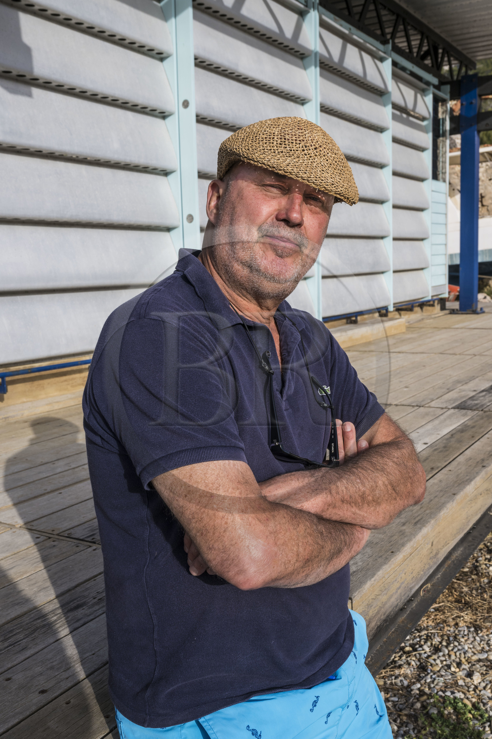 France, Bouches-du-Rhône (13), Marseille, quartier des Goudes, La Friche de l'Escalette dans les ruines d’une ancienne usine de traitement de plomb, le collectionneur et créateur du lieu Eric Touchaleaume devant le Bungalow du Cameroun (1964) de l'architecte Jean Prouvé & Atelier LWD