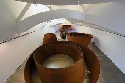 Espagne, Pays basque espagnol, Biscaye, Bilbao, le musée Guggenheim de l'architecte Frank Gehry, La Matière du temps (The Matter of Time), 1994–2005, huit sculptures en acier patinable par Richard serra