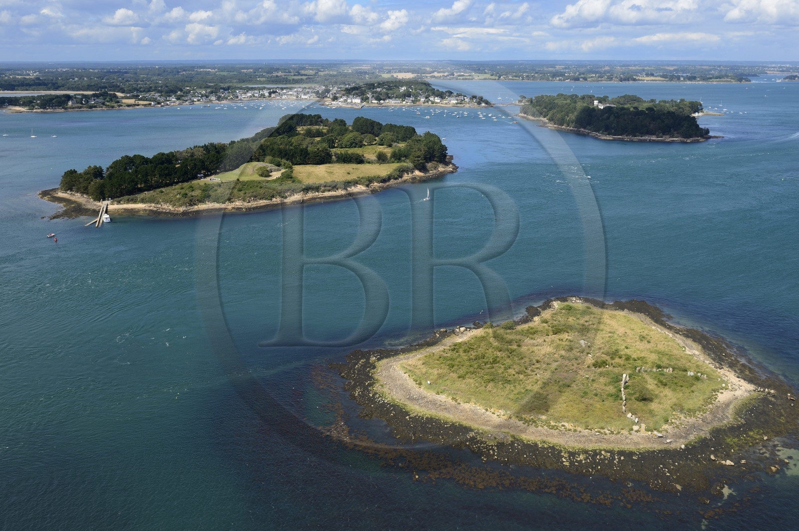 France, Morbihan (56), Golfe du Morbihan, île d'Er Lannic avec un site mégalithique cromlec'h, en arrière plan le Cairn de Gavrinis datant de 3500 avant J.C. sur l'Ile de Gavrinis devant Larmor Baden (vue aérienne)