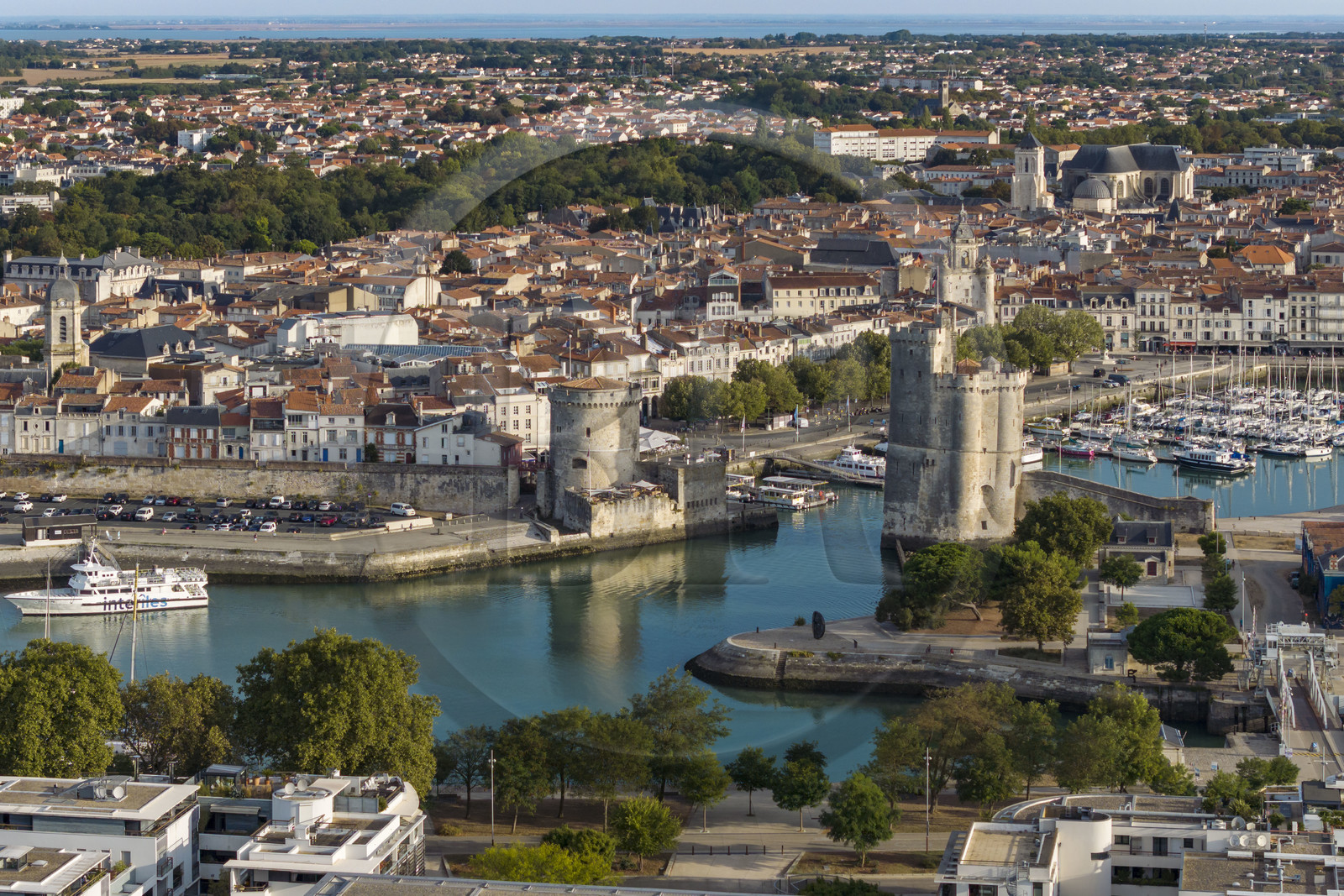 France, Charente-Maritime (17), La Rochelle, la Tour de la Chaine à gauche et la Tour Saint-Nicolas à droite protègent l'entrée du Vieux Port (vue aérienne)
