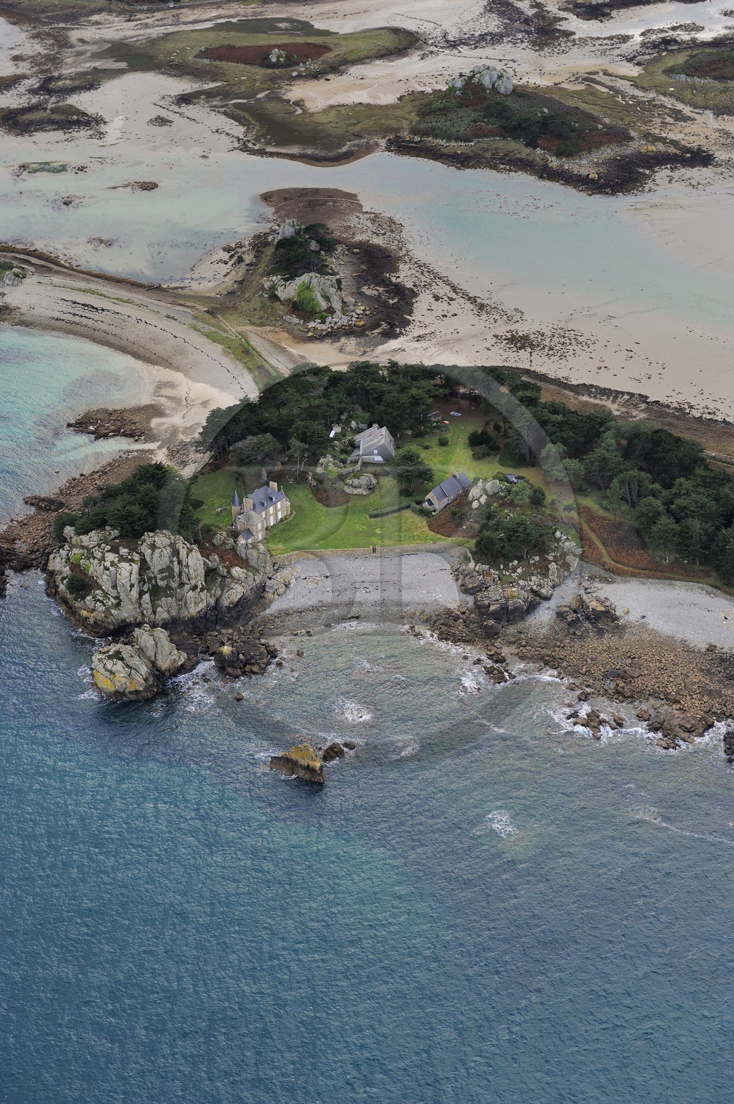 France, Côtes-d'Armor (22), Côte d'Ajoncs, Penvénan, Ile Illiec ou Ziliec, cordon de galets privé qui la relie aux îles Baëllanec et l'île Ozac'h, l'Ile fut la propriété de l'aviateur Charles Lindberg de 1934 à 1970 puis a été rachetée par la famille Heidsieck (vue aérienne)