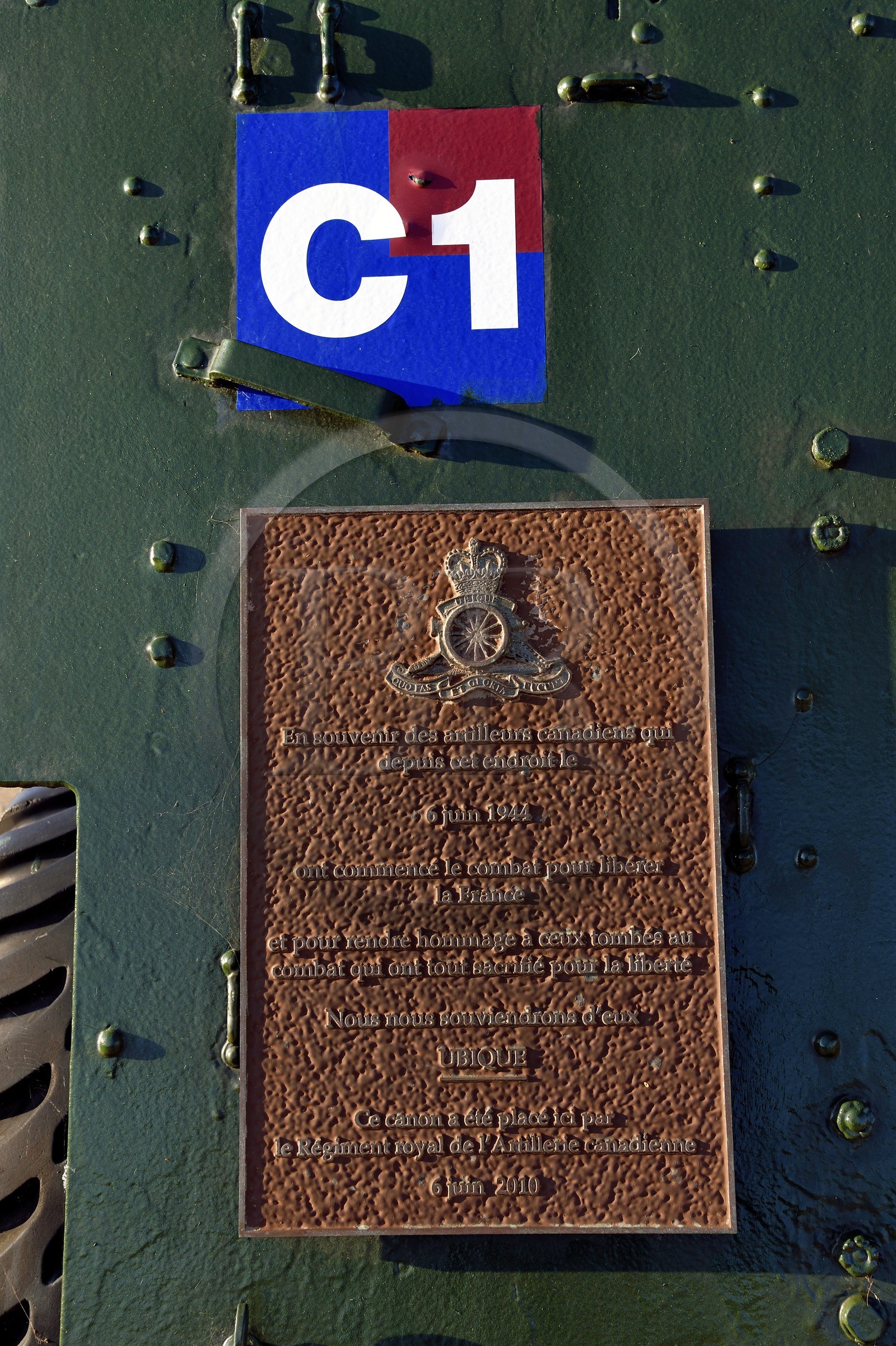 France, Calvados, Courseulles sur Mer, Juno Beach Centre, museum dedicated to Canada's role during the Second World War, plate on an Ordnance QF 25-pounder cannon