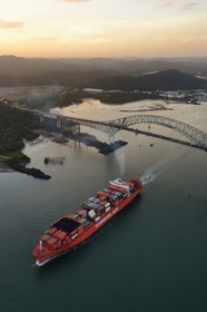 Panama, Panama City, entrée du Canal de Panama coté Océan Pacifique, un cargo Panamax porte-conteneurs passant sous le Pont des Amériques (Puente de las Americas) (vue aérienne)