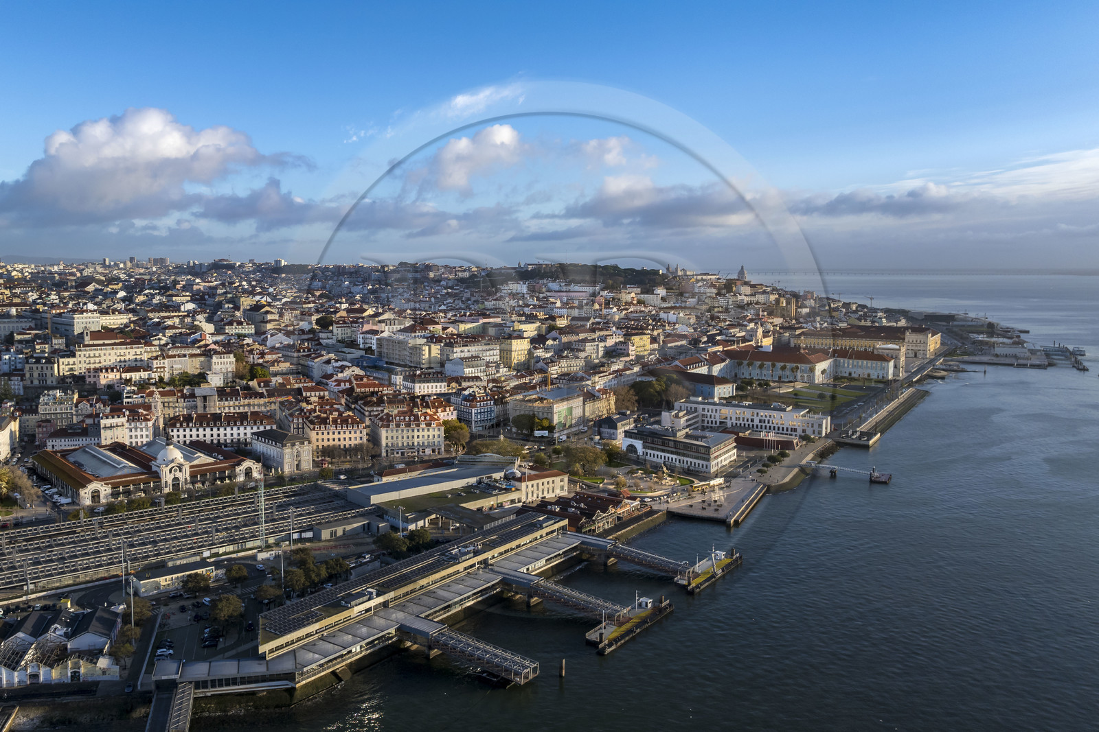 Portugal, Lisbonne, quartier de Cais do Sodre au pied du Bairro Alto et Chiado, au premier plan à gauche le Mercado da Ribeira (Time Out Market Lisboa) et la gare (vue aérienne)