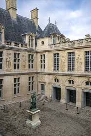 France, Paris (75), quartier du Marais, Musée Carnavalet, statue de Louis XIV en pied dans la cour d'honneur, oeuvre d’Antoine Coysevox