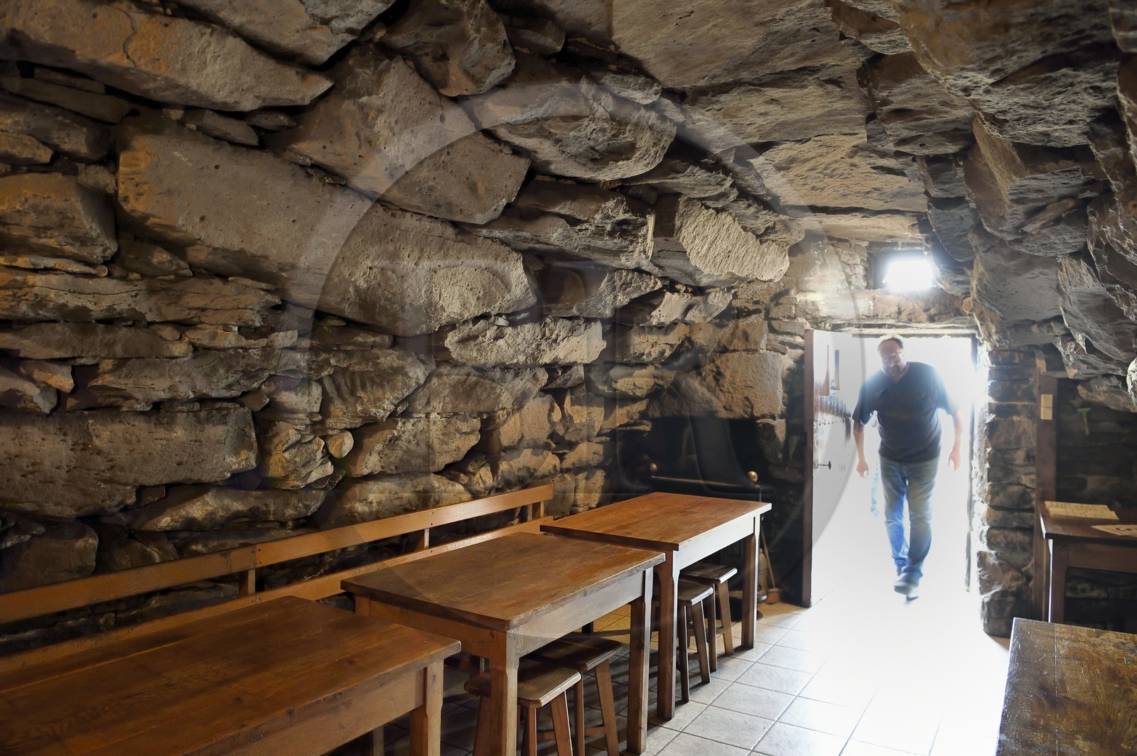 France, Cantal (15), Parc Naturel Régional des Volcans d’Auvergne, vallée de Brezons, Buron de la Combe de la Saure, restaurant de montagne en pierre de Lauze dans une ancienne bergerie