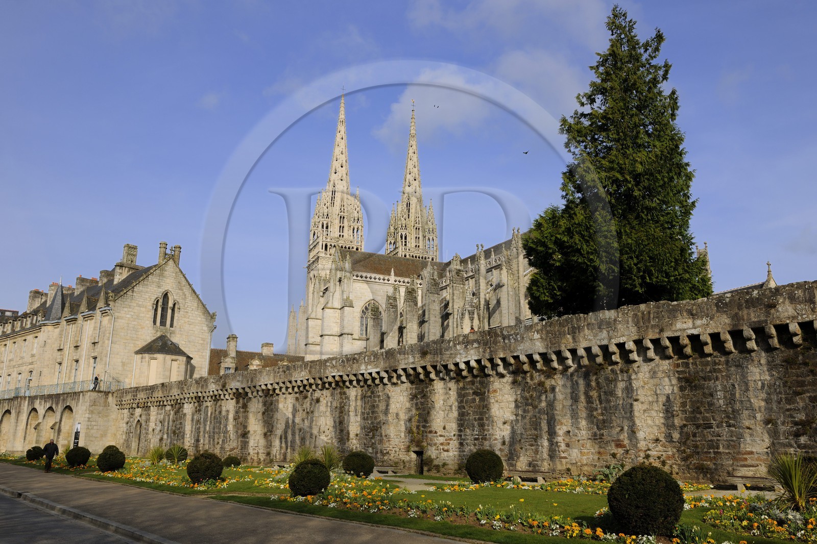 France, Finistère (29), Quimper, les anciens remparts sur le Bvd Amiral de Kuerguelen et la cathédrale Saint-Corentin
