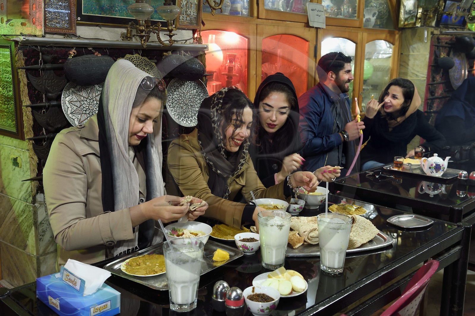 Iran, province d'Ispahan, Ispahan, la maison de thé et restaurant Chai Khaneh Azadegan, jeunes iraniennes étudiantes en ingénierie médicale qui se nomment, de gauche à droite, Pita, Nadia et Niloufar (pas de model release)