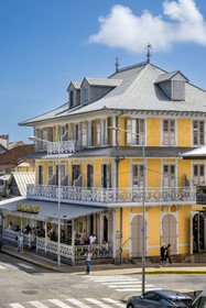 France, Guyane, Cayenne, place des Palmistes, immeuble de style colonial construit en 1890, ancienne Maison Thémire abritant l'hôtel et le bar Les Palmistes