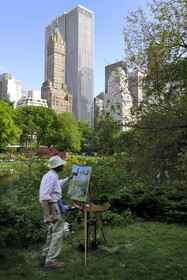 Etats-Unis, New York, Manhattan, Central Park, artiste peintre en action derrière the Pond
